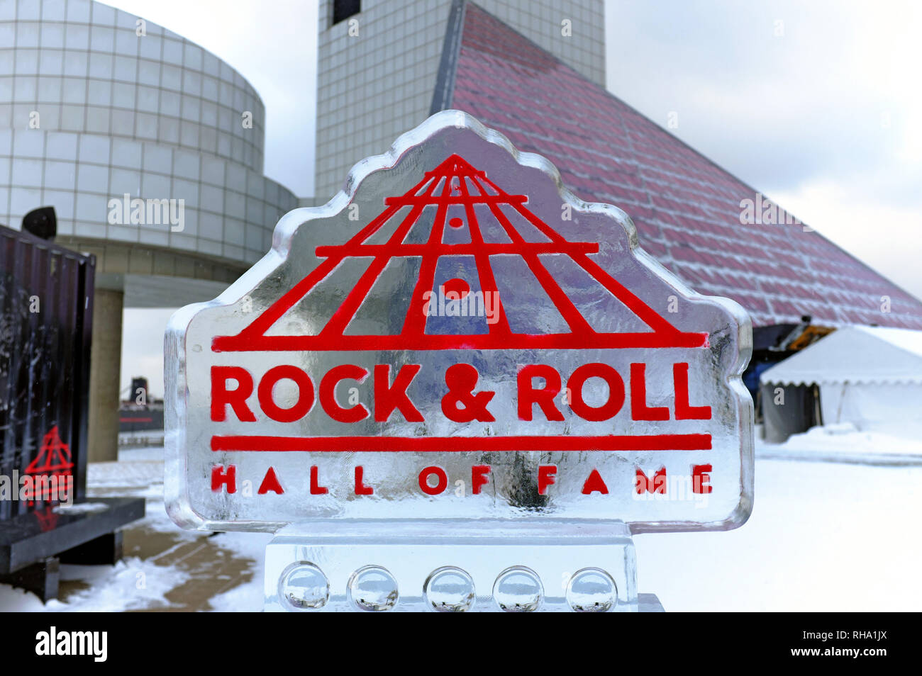 Une sculpture de glace se trouve à l'extérieur du Rock and Roll Hall of Fame and Museum à Cleveland (Ohio) au cours de la 2019 North Coast Harbor Ice Fest. Banque D'Images