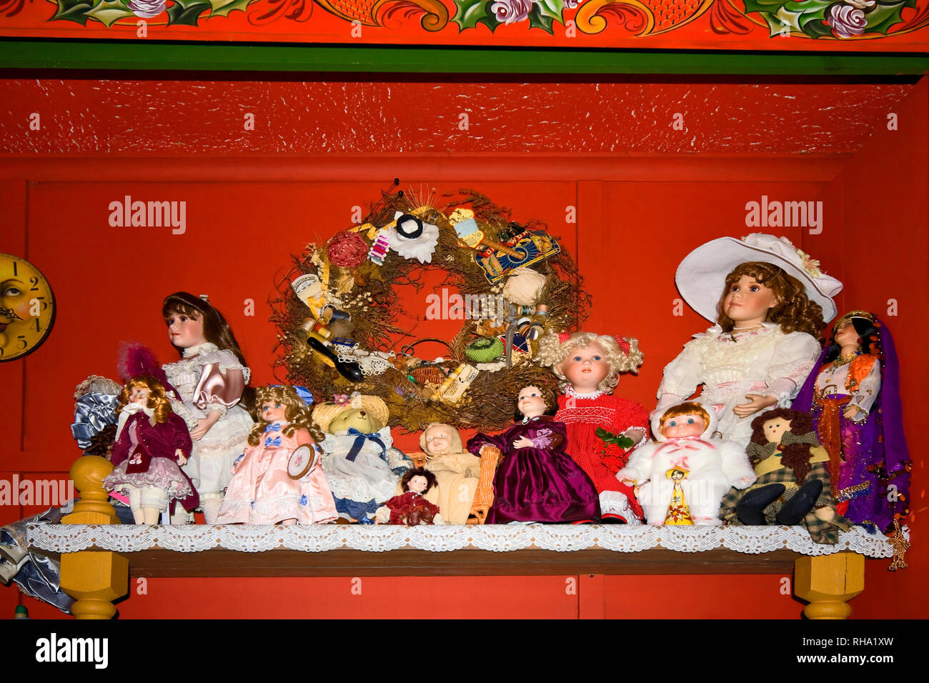 De nombreuses poupées variées ; l'étagère ; couverture en dentelle, gerbe ; mur ; rouge ; décoration ; jouets de fête, colorées, horizontal ; PR Banque D'Images