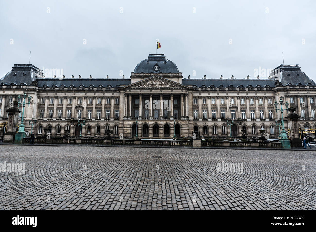 Bruxelles, Belgique - 02 01 2019 : Façade du Palais Royal avec le cobblestone de la Place du Palais au premier plan en hiver Banque D'Images