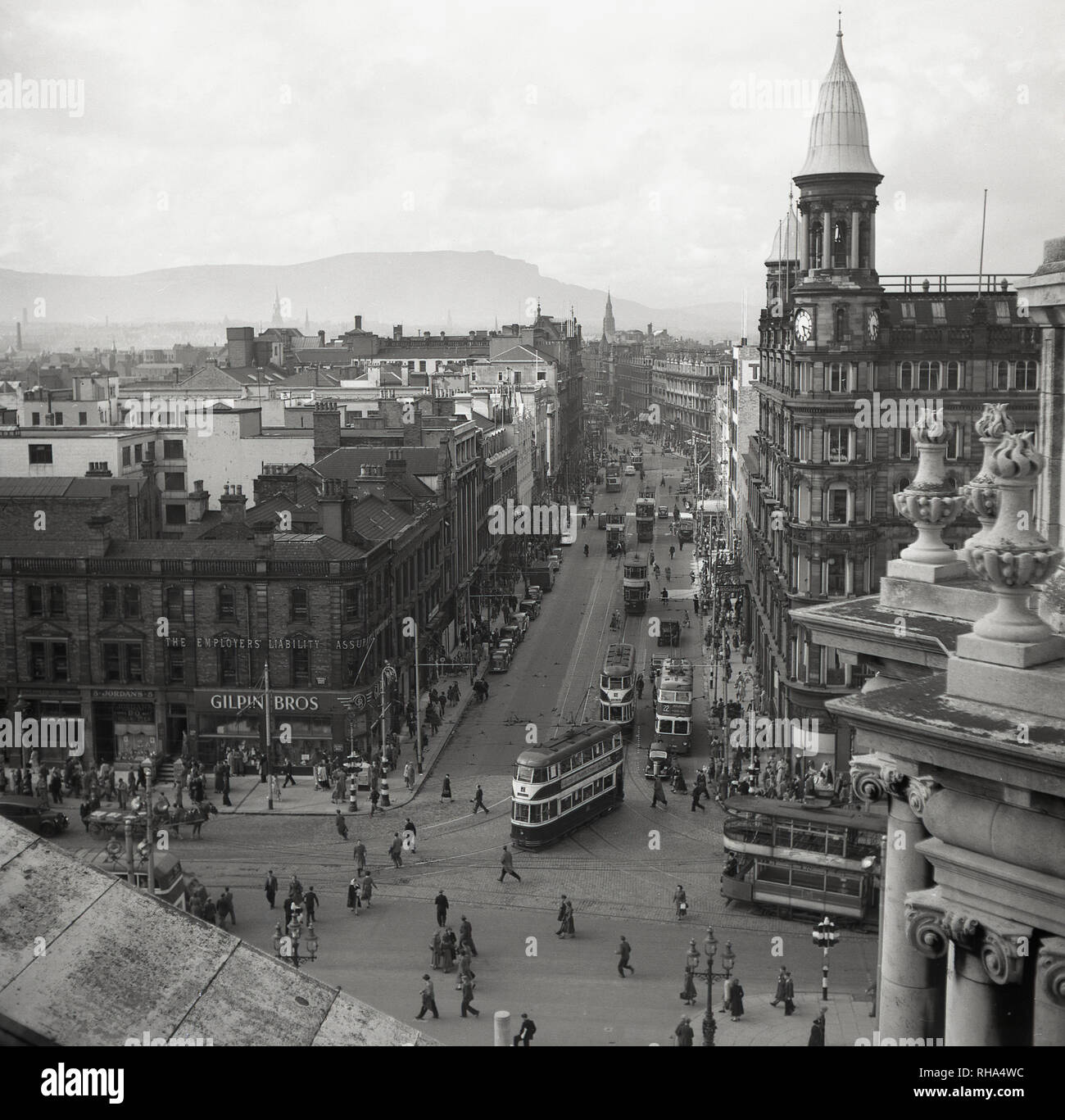 1950s, vue aérienne du centre-ville de Belfast, Irlande du Nord, activité, commerces et transports, avec tramways. Banque D'Images