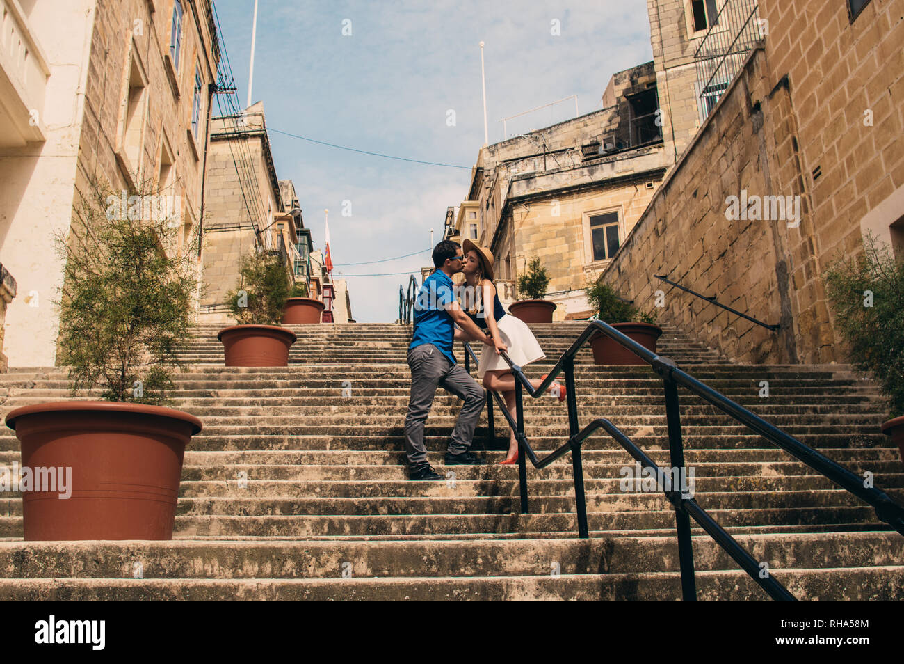 L'homme et de la femme la marche et s'embrasser sur l'escalier sur la rue de la vieille ville, trois villes, Malte Banque D'Images