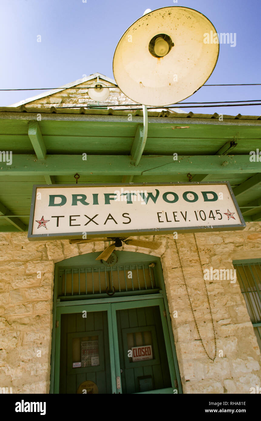 Vertical : Vers le haut de la porte, signe, et plus accroché la lumière d'un magasin de campagne historique en bois flotté, Texas Banque D'Images