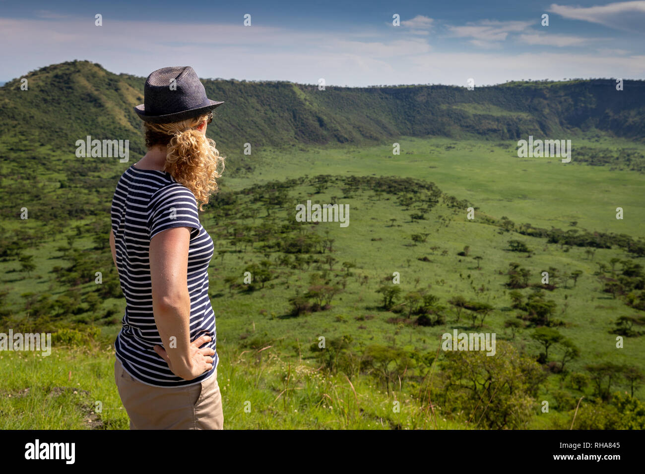 Female hiker admiring view de cratère volcanique dans le Parc national Queen Elizabeth, en Ouganda Banque D'Images