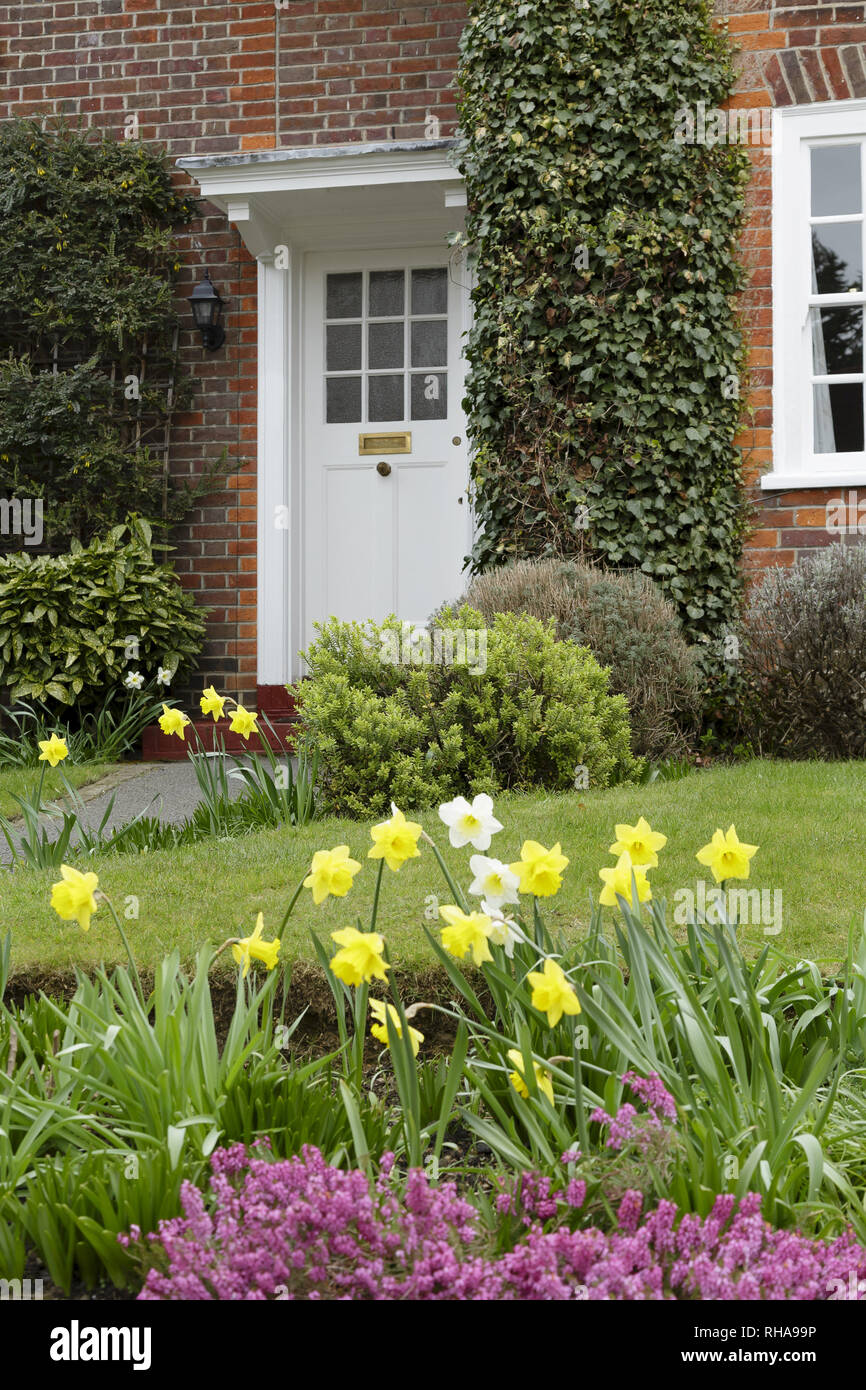 Jardin de devant d'une maison patrimoniale à Bloomsbury, Londres au printemps Banque D'Images