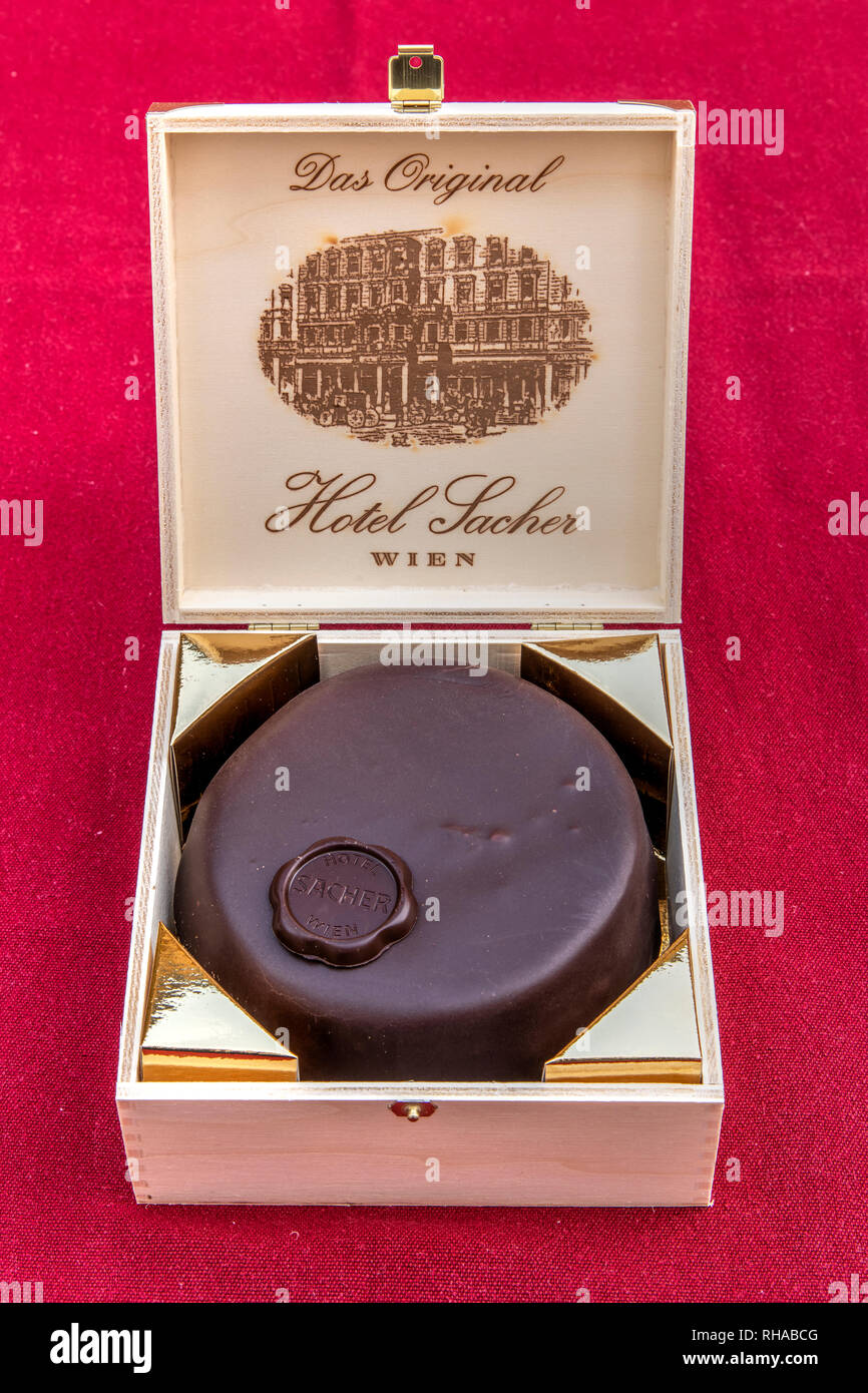 Boîte en bois contenant le gâteau au chocolat sachertorte original, l'hôtel Sacher, à Vienne, Autriche Banque D'Images
