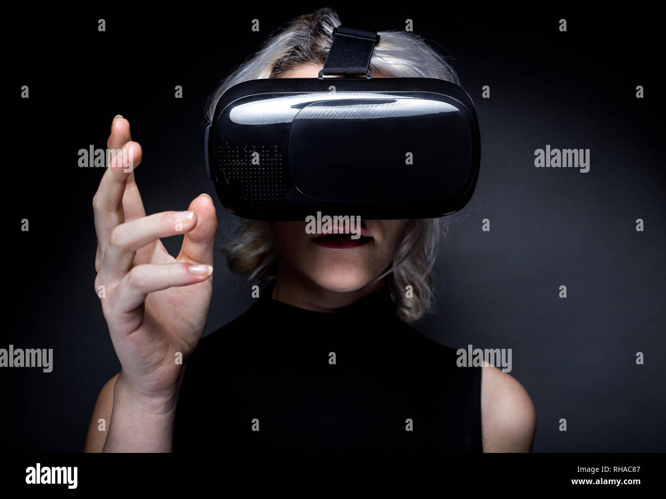 Femme portant un casque de réalité virtuelle futuriste des lunettes.  L'appareil est une technologie qui vous permet d'expérience vidéo gamers VR  ou augmentée AR rea Photo Stock - Alamy