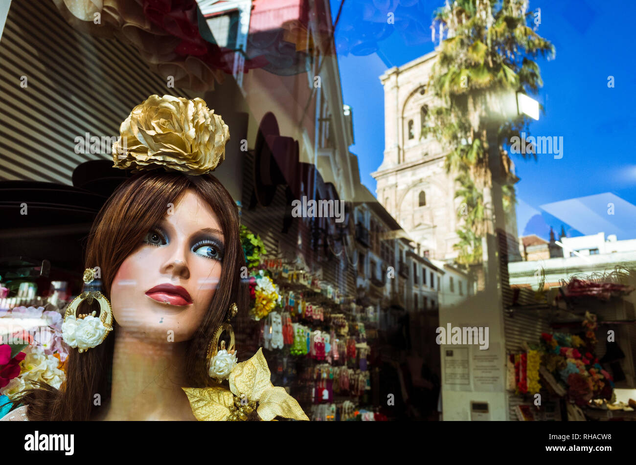 Grenade, Andalousie, Espagne : vitrine avec female mannequin de mode flamenca Rocio et réflexions de la cathédrale de Grenade et centre historique Banque D'Images