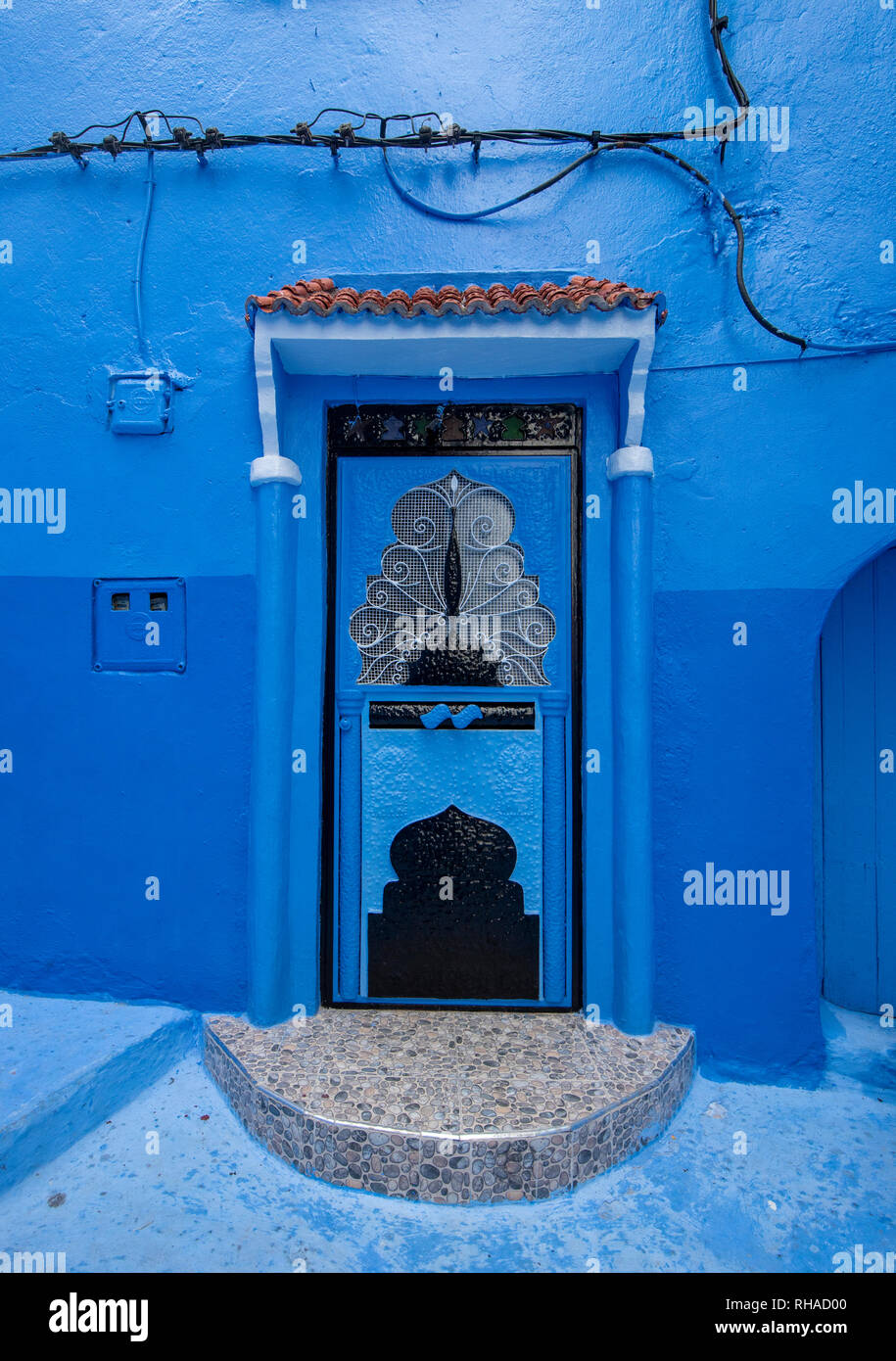 Belle vue sur la ville bleue Chefchaouen, Maroc, dans la médina. Des détails architecturaux traditionnels marocains et des maisons peintes et des portes Banque D'Images