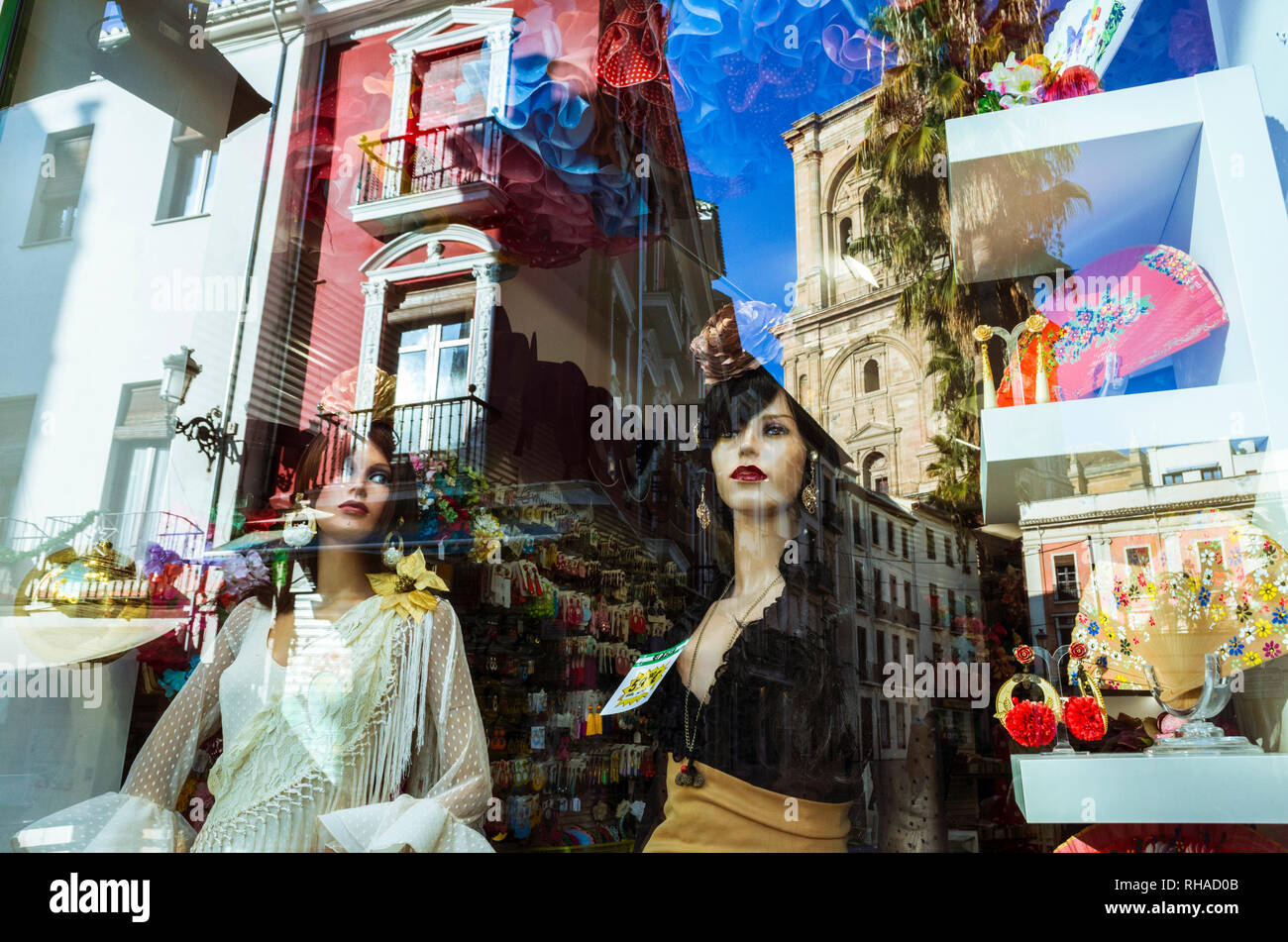Grenade, Andalousie, Espagne : vitrine avec des mannequins au féminin mode flamenca Rocio et réflexions de la cathédrale de Grenade et 100 lieux historiques Banque D'Images