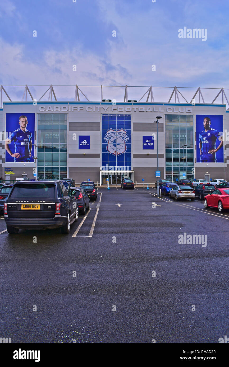 Avant de voir l'entrée de la Cardiff City Football Club stade lors de Leckwith à la périphérie de Cardiff.voitures garées à l'extérieur. Banque D'Images