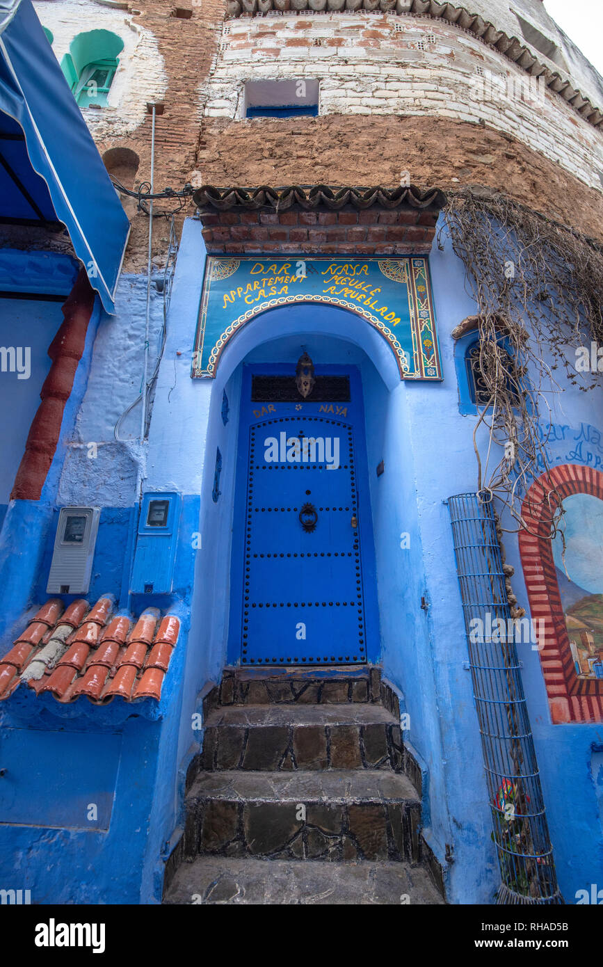 Belle vue sur la ville bleue Chefchaouen, Maroc, dans la médina. Des détails architecturaux traditionnels marocains et des maisons peintes et des portes Banque D'Images