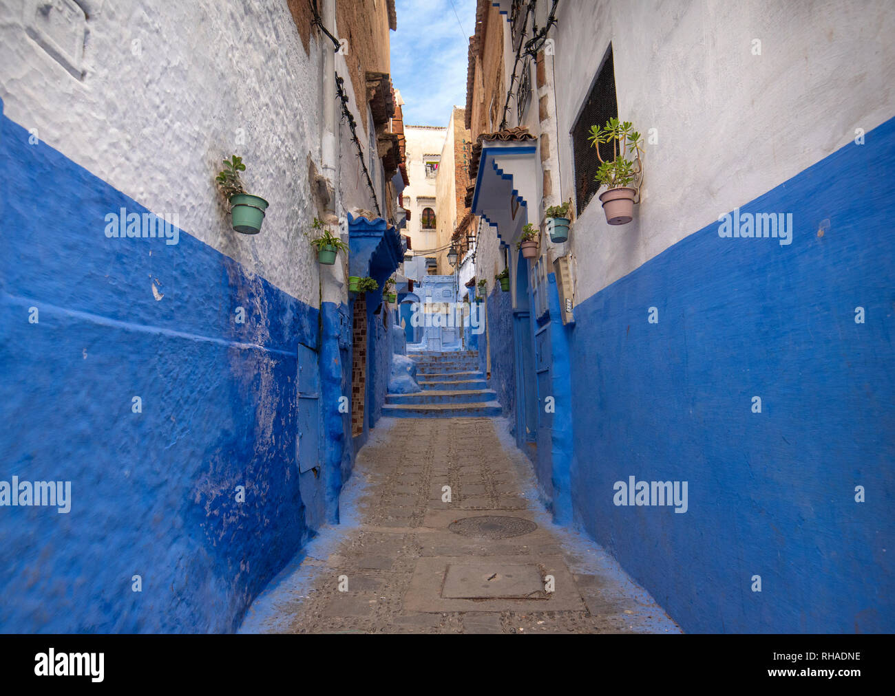 Belle vue sur la ville bleue Chefchaouen, Maroc, dans la médina. Des détails architecturaux traditionnels marocains et des maisons peintes et des portes Banque D'Images