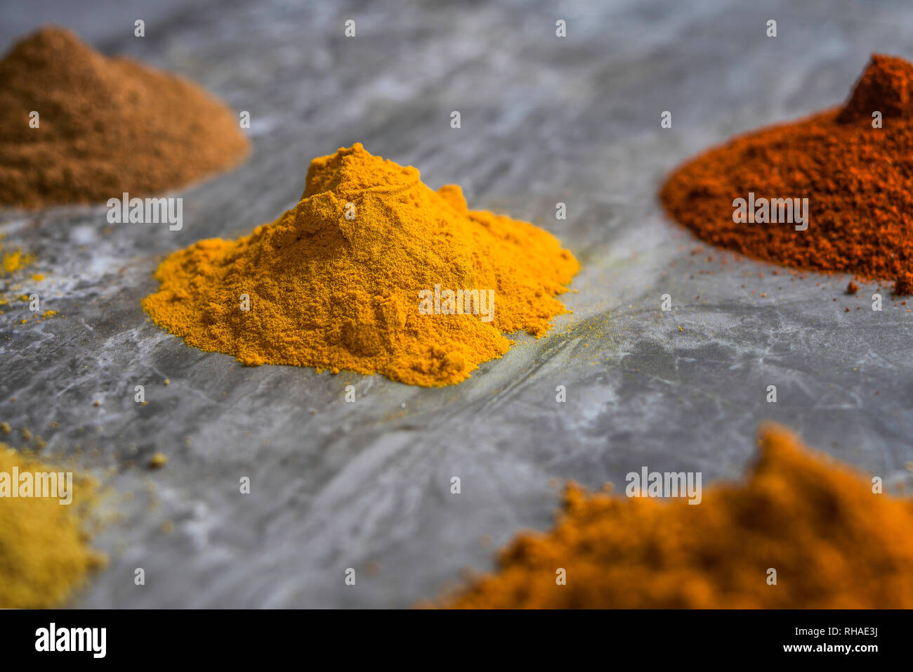 Les poudres d'épices séchées bio mixtes sur un plan de travail de cuisine en marbre background Banque D'Images