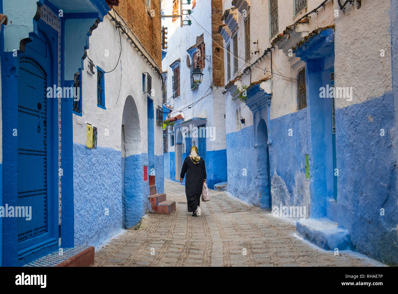 Belle vue sur la ville bleue Chefchaouen, Maroc, dans la médina. Des détails architecturaux traditionnels marocains et des maisons peintes et des portes Banque D'Images