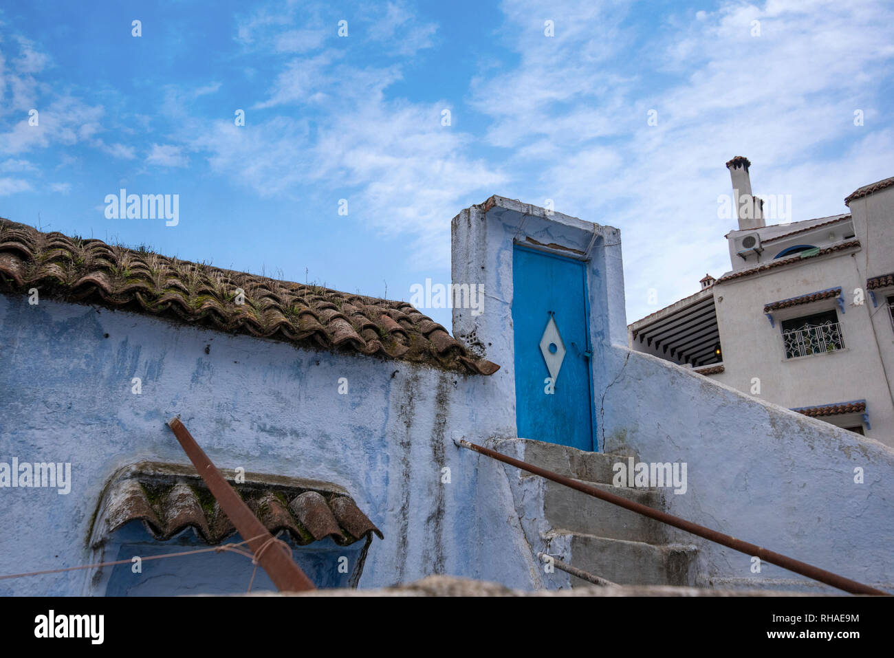 Belle vue sur la ville bleue Chefchaouen, Maroc, dans la médina. Des détails architecturaux traditionnels marocains et des maisons peintes et des portes Banque D'Images