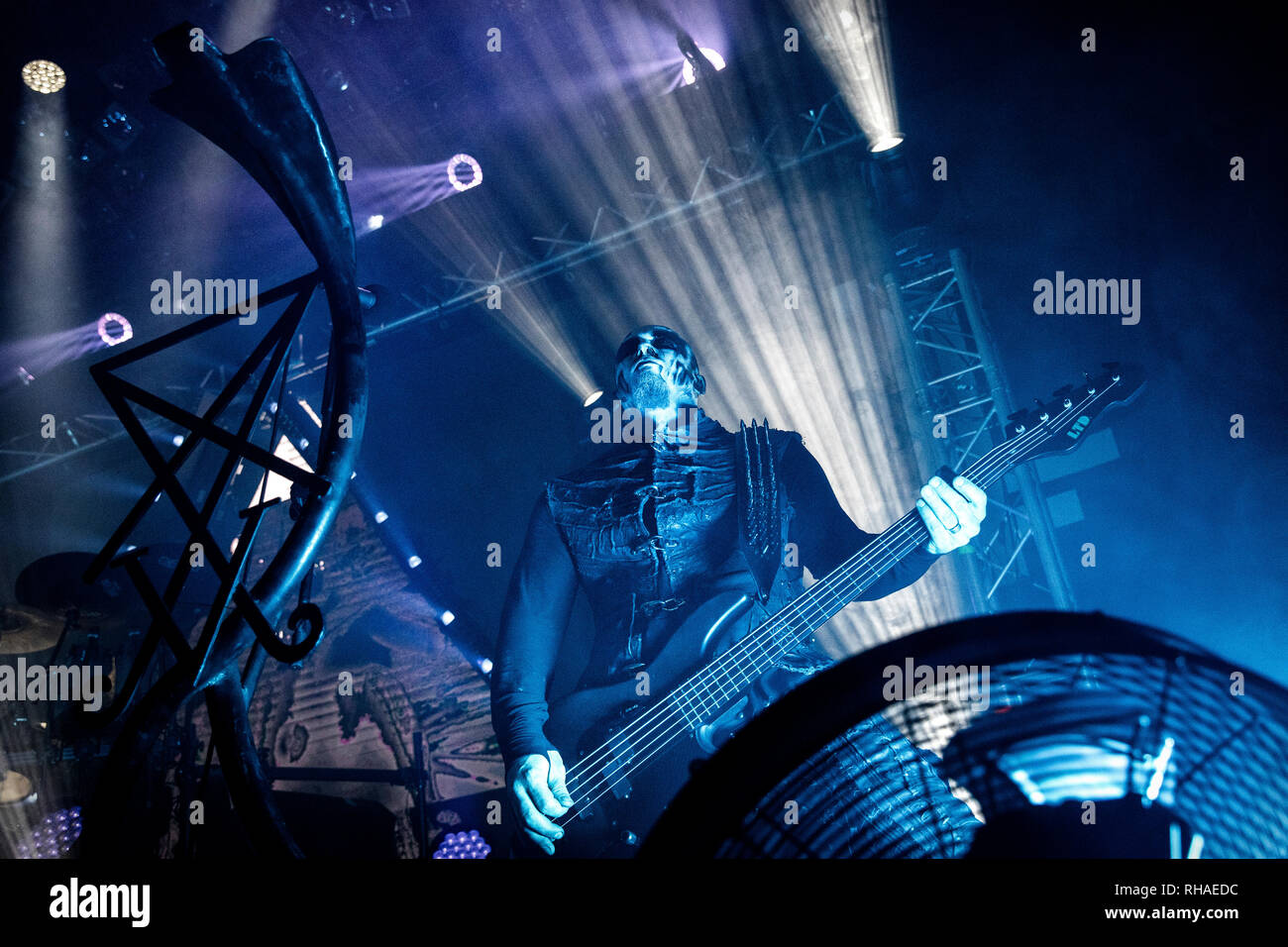 Norvège, Oslo - janvier 27, 2019. Le groupe de heavy metal polonais Behemoth effectue un concert live de la Rockefeller à Oslo. Ici bassiste Tomasz Wroblewski est vu sur scène. (Photo crédit : Gonzales Photo - Terje Dokken). Banque D'Images Norvège, Oslo - janvier 27, 2019. Le groupe de heavy metal polonais Behemoth effectue un concert live de la Rockefeller à Oslo. Ici bassiste Tomasz Wroblewski est vu sur scène. (Photo crédit : Gonzales Photo - Terje Dokken). Banque D'Images