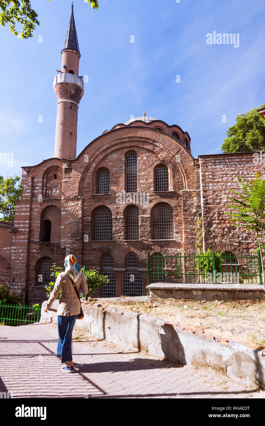 Istanbul, Turquie : Une femme passe devant l'église du Saint-Sauveur à Chora église orthodoxe byzantine transformée en mosquée Kariye Banque D'Images