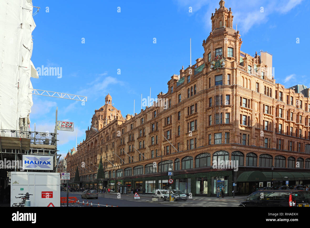 Londres, Royaume-Uni - 19 novembre 2013 : un magasin de luxe Harrods sur Brompton Road, Knightsbridge à Londres, au Royaume-Uni. Banque D'Images