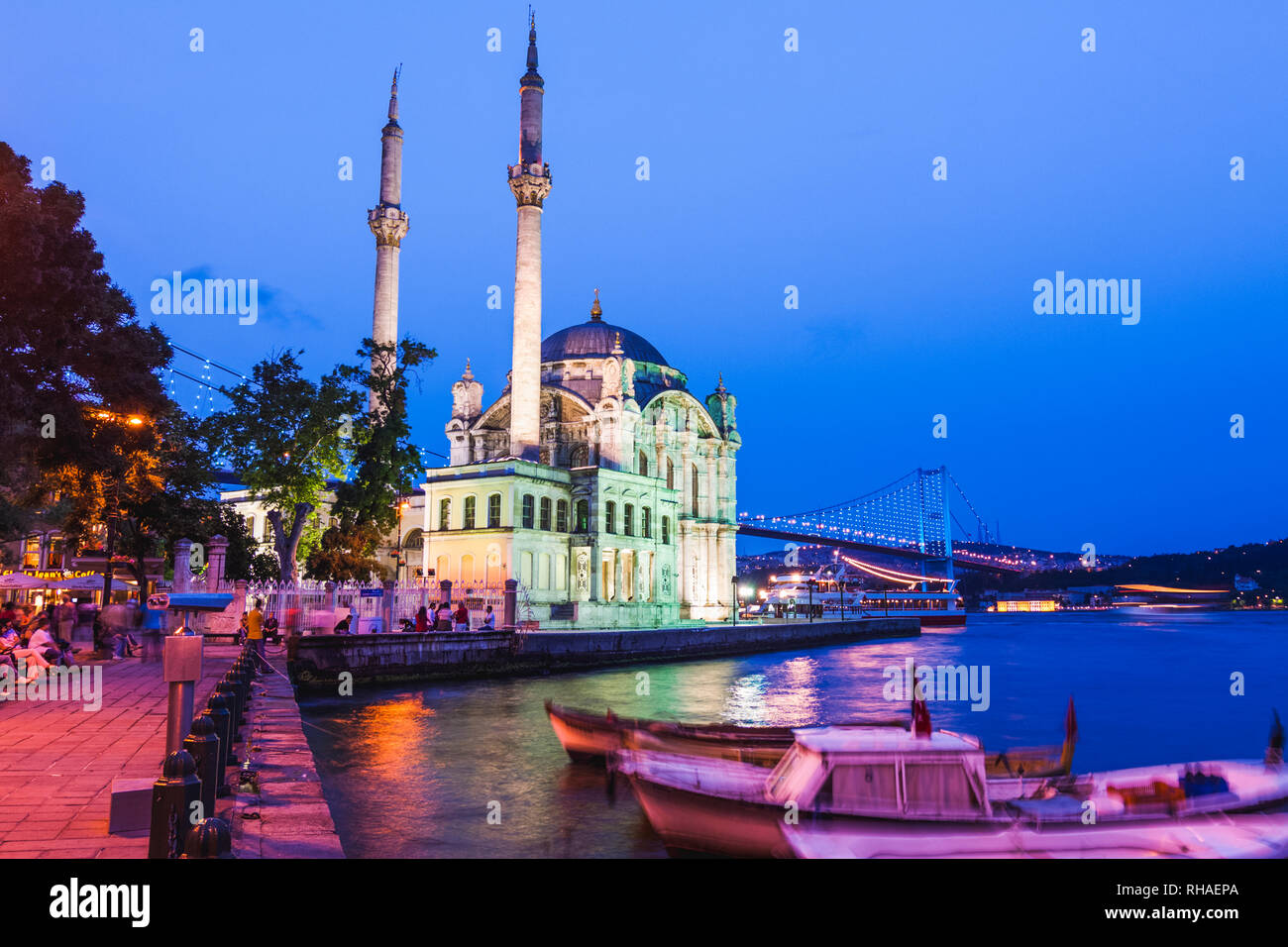 Istanbul, Turquie : Mosquée Ortakôy allumé au crépuscule. Il a été achevé en 1856 par l'architecte Garabet Balyan dans le côté du Bosphorus Besiktas Banque D'Images