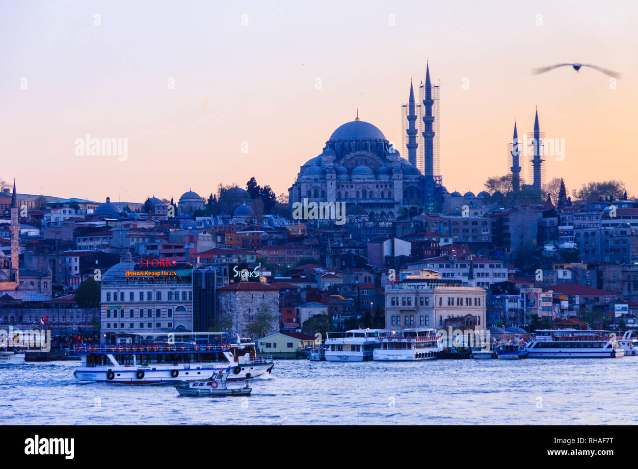 Istanbul, Turquie : Mosquée de Suleymaniye et skyline vue à travers la corne d'or. Banque D'Images