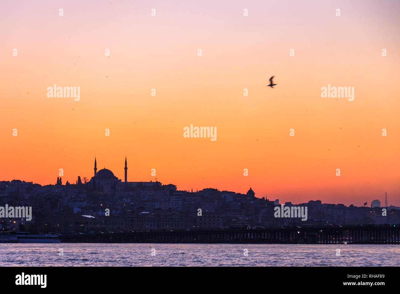 Istanbul, Turquie : Skyline au coucher du soleil vu à travers la corne d'or. Banque D'Images