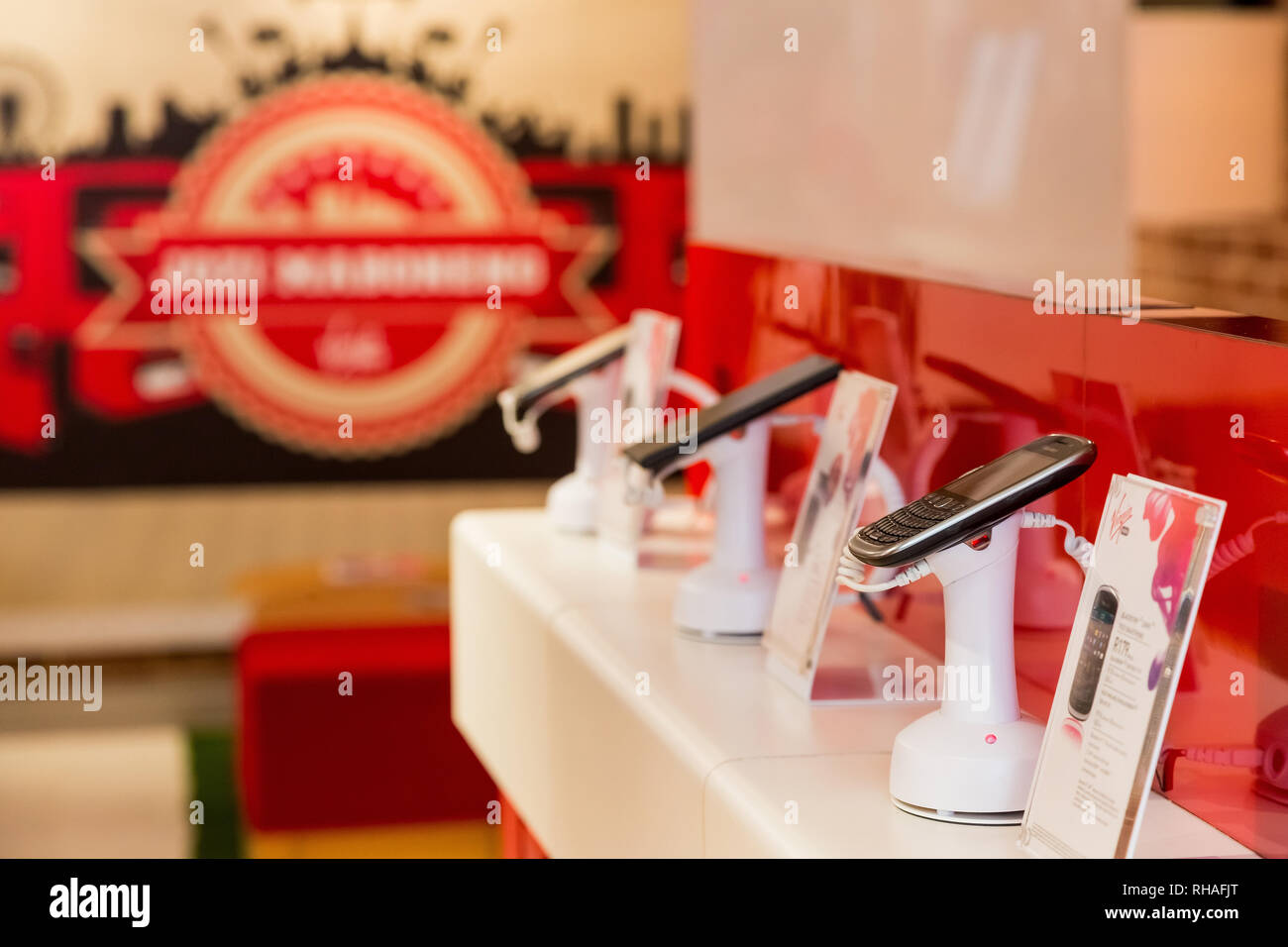 Johannesburg, Afrique du Sud - 03 octobre 2013 : l'intérieur l'intérieur d'une boutique Virgin Mobile Banque D'Images