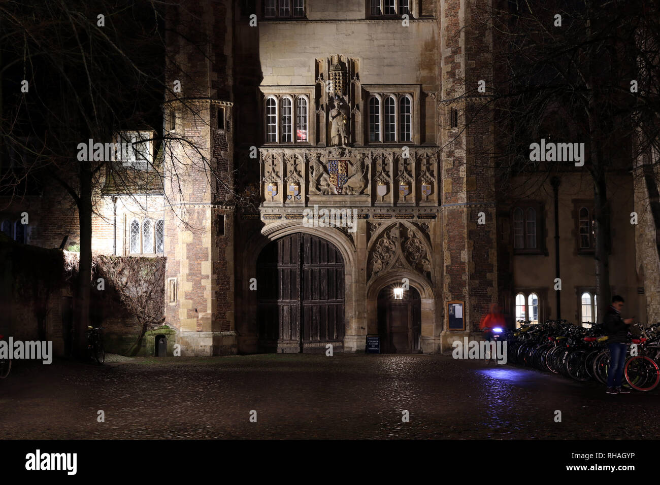 La porte principale de Trinity College à Cambridge, en Angleterre, dans la nuit Banque D'Images