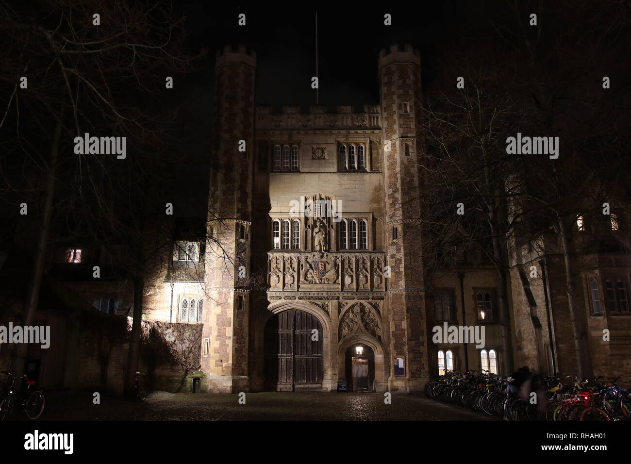 La porte principale de Trinity College à Cambridge, en Angleterre, dans la nuit Banque D'Images