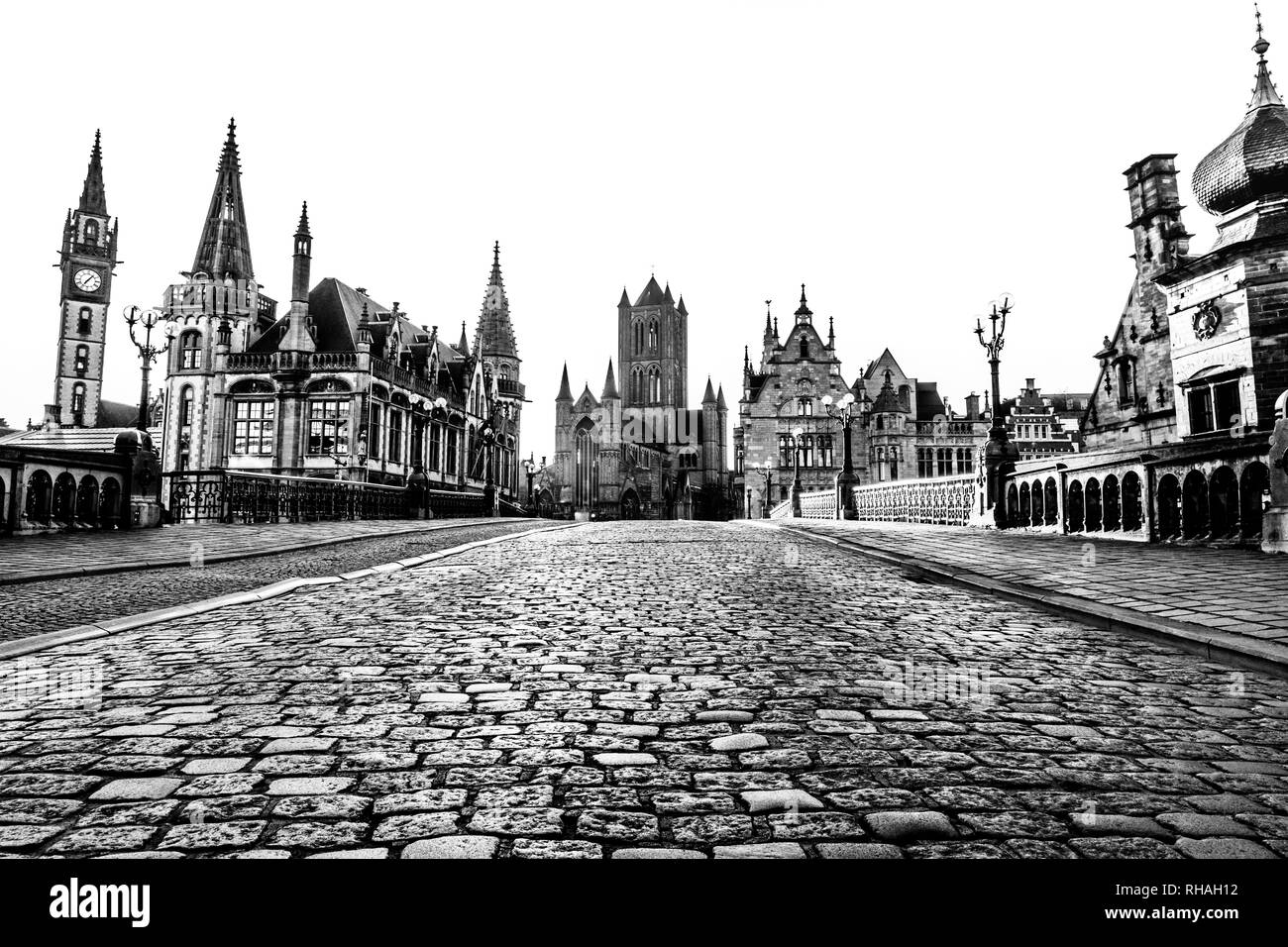 Gand, Belgique : Noir et blanc d'horizon de sites touristiques de la ville vu de St Michael's Bridge en faible lumière au lever du soleil. Pas de personnes Banque D'Images