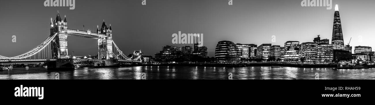 Londres, UK - Septembre 2018 : Nuit paysage urbain avec le Tower Bridge, le fragment et l'hôtel de ville sur les banques de la rivière Thames Banque D'Images