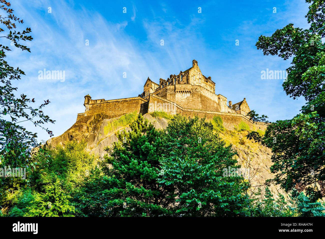Édimbourg, Écosse, Royaume-Uni : le château d'Edimbourg domine les toits de la ville d'Édimbourg à partir de sa position sur le dessus de la Castle Rock Banque D'Images