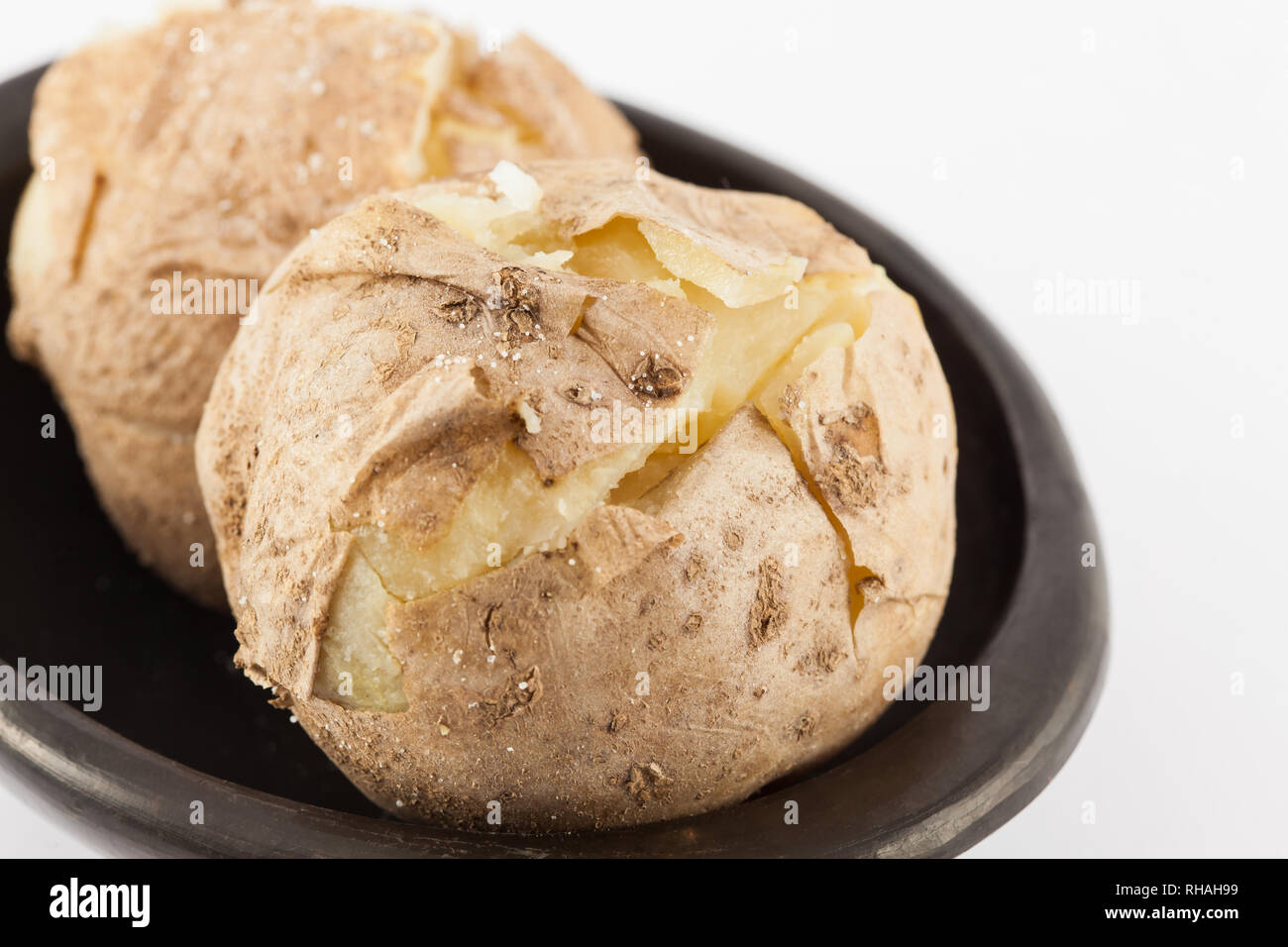 Colombienne traditionnelle de pommes de terre cuites appelées papas saladas isolé sur fond blanc Banque D'Images