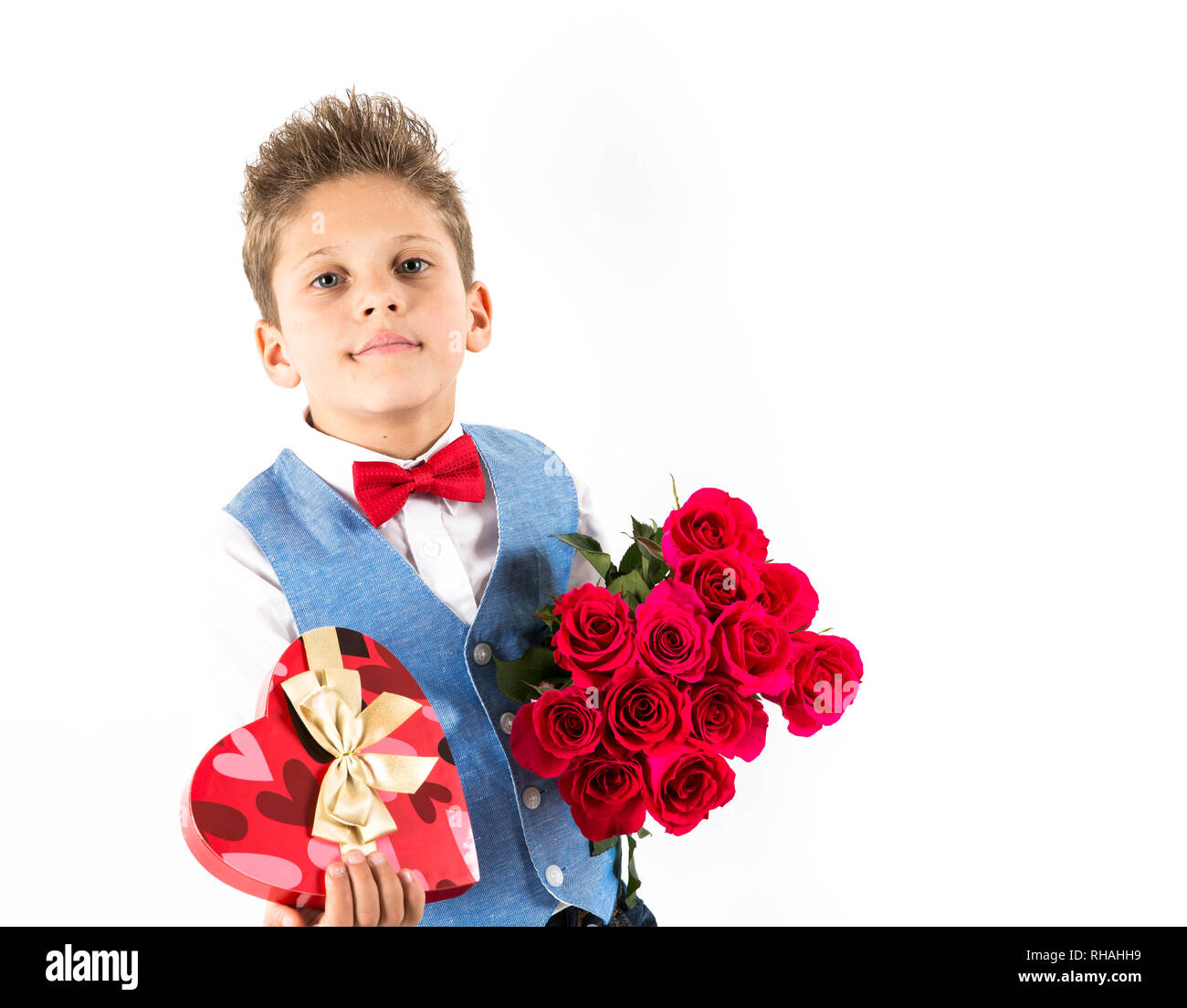 Garçon gentleman avec gilet bleu, rouge cravate papillon, roses rouges en  forme de coeur et godet boîte-cadeau. Valentines Day kids. L'amour et  l'amitié. 24 femme Photo Stock - Alamy