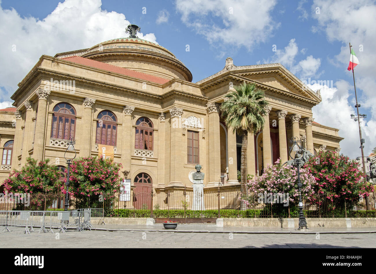 Voir l'historique de l'Opéra Teatro Massimo de Palerme, en Sicile. C'est la plus grande maison d'opéra en Italie et réputé pour son acoustique. Banque D'Images