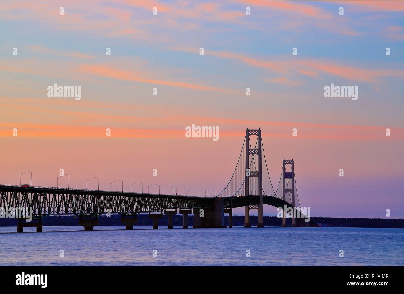 Mackinac Bridge at Dusk, Saint Ignace et Mackinaw City, Michigan, États-Unis Banque D'Images