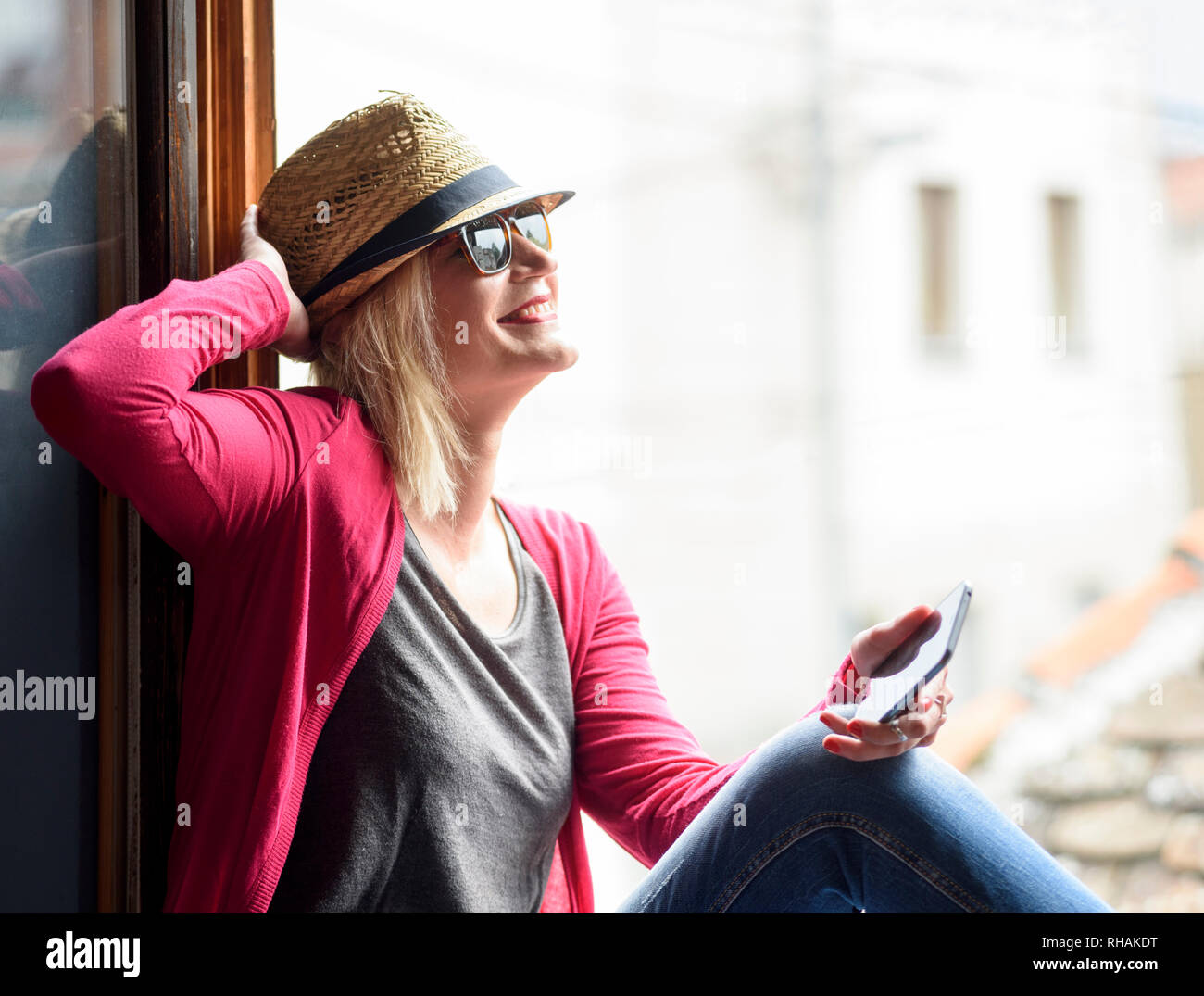 Jeune femme avec hipster heureux Chapeau élégant, holding smartphone, rire  et profiter du soleil. Concept de vie des jeunes Photo Stock - Alamy