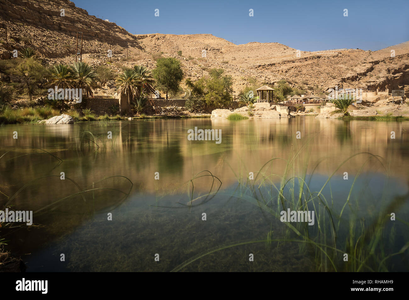 Lac incroyable et oasis avec des palmiers (Wadi Bani Khalid) dans le désert omanais Banque D'Images