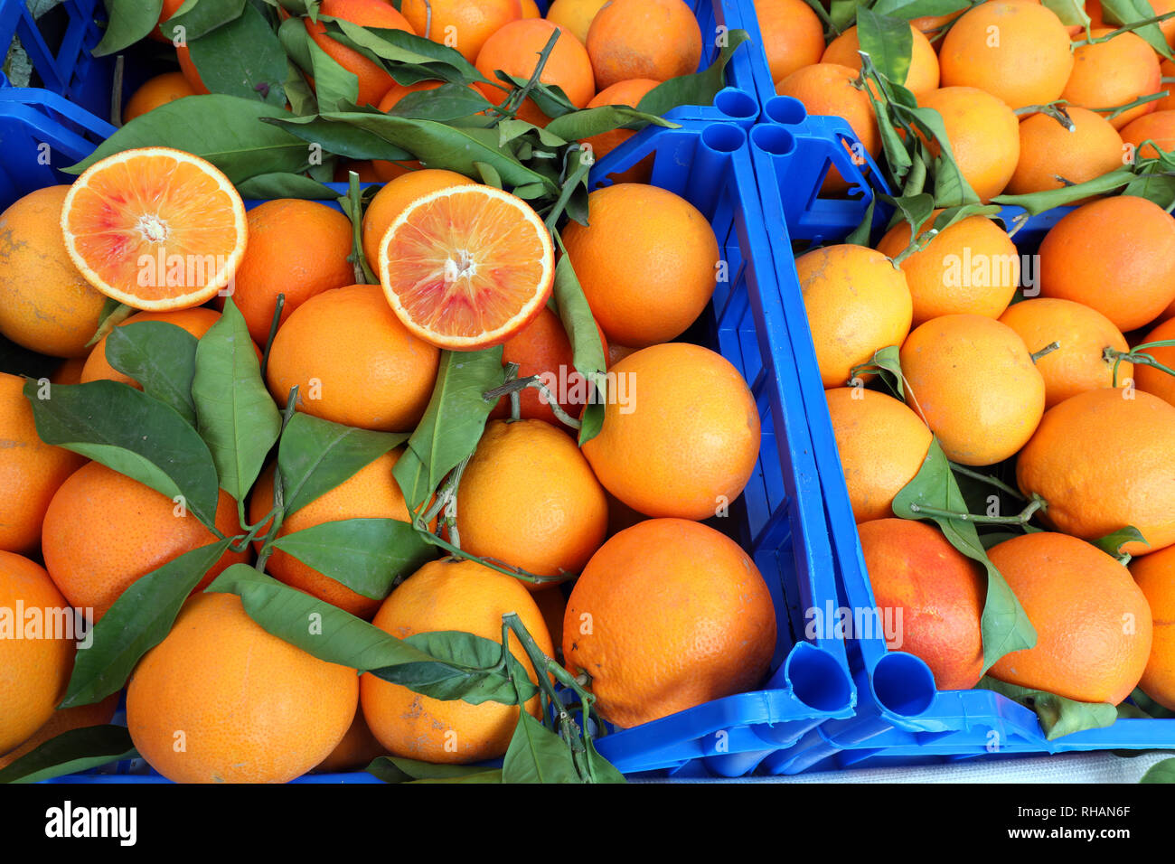 Les oranges bio peel non traités avec des pesticides et greeen part pour la vente dans le magasin d'aliments sains Banque D'Images