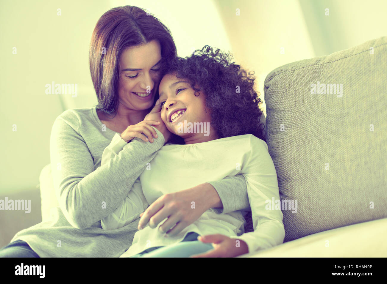 Mère et fille passer une journée calme recroquevillé dans la chaleur de  leur accueil Photo Stock - Alamy