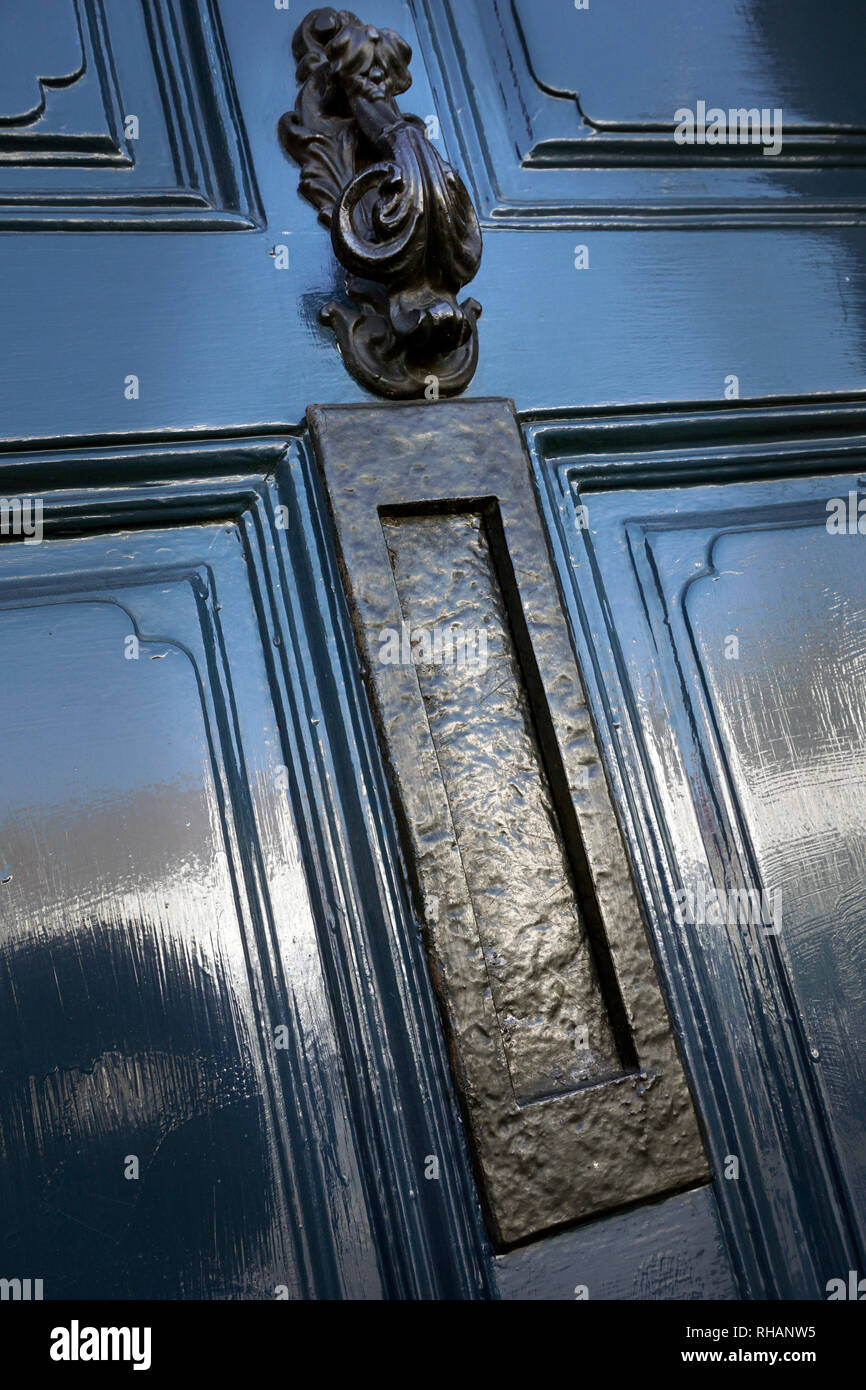 En letterbox verticale porte vintage peint Banque D'Images
