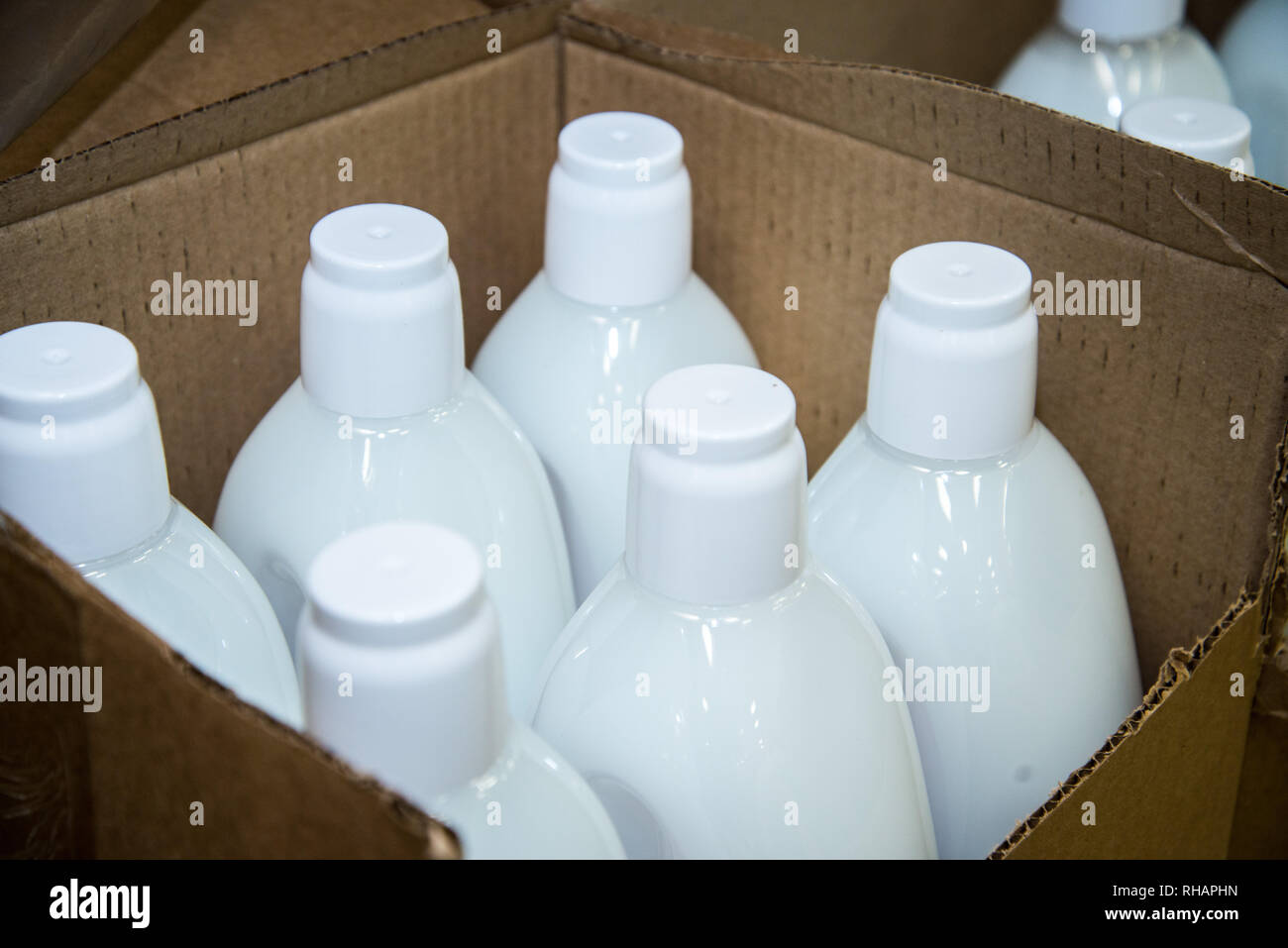 Emballage de spray cosmétique fabriquée en aluminium et plastique bouchons sur Vue de dessus, de nombreuses bouteilles de shampooing dans le carton Banque D'Images