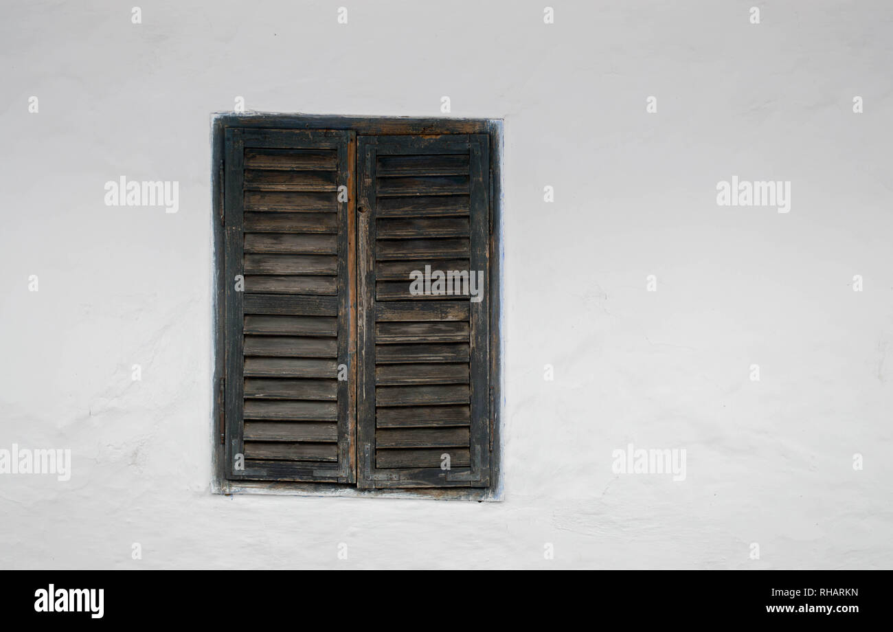 Maison en pierre et en bois traditionnel avec une cabine - paysan windows Banque D'Images