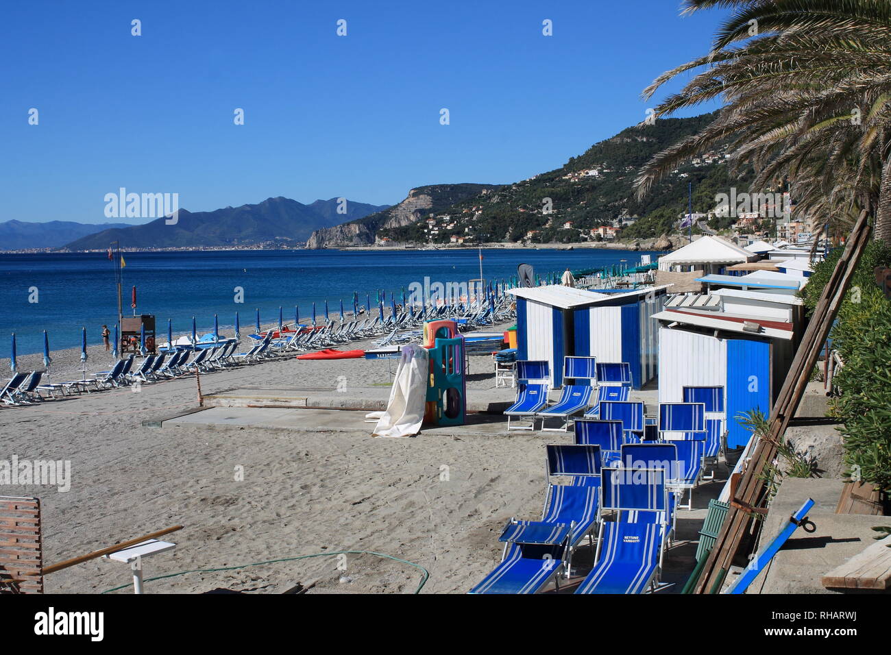 La plage de la baie de Sarrasins dans Chiavari près de Finale Ligure, Ligurie, Italie. Finale Ligure est une station touristique bien connue sur la côte ligure occidentale Banque D'Images