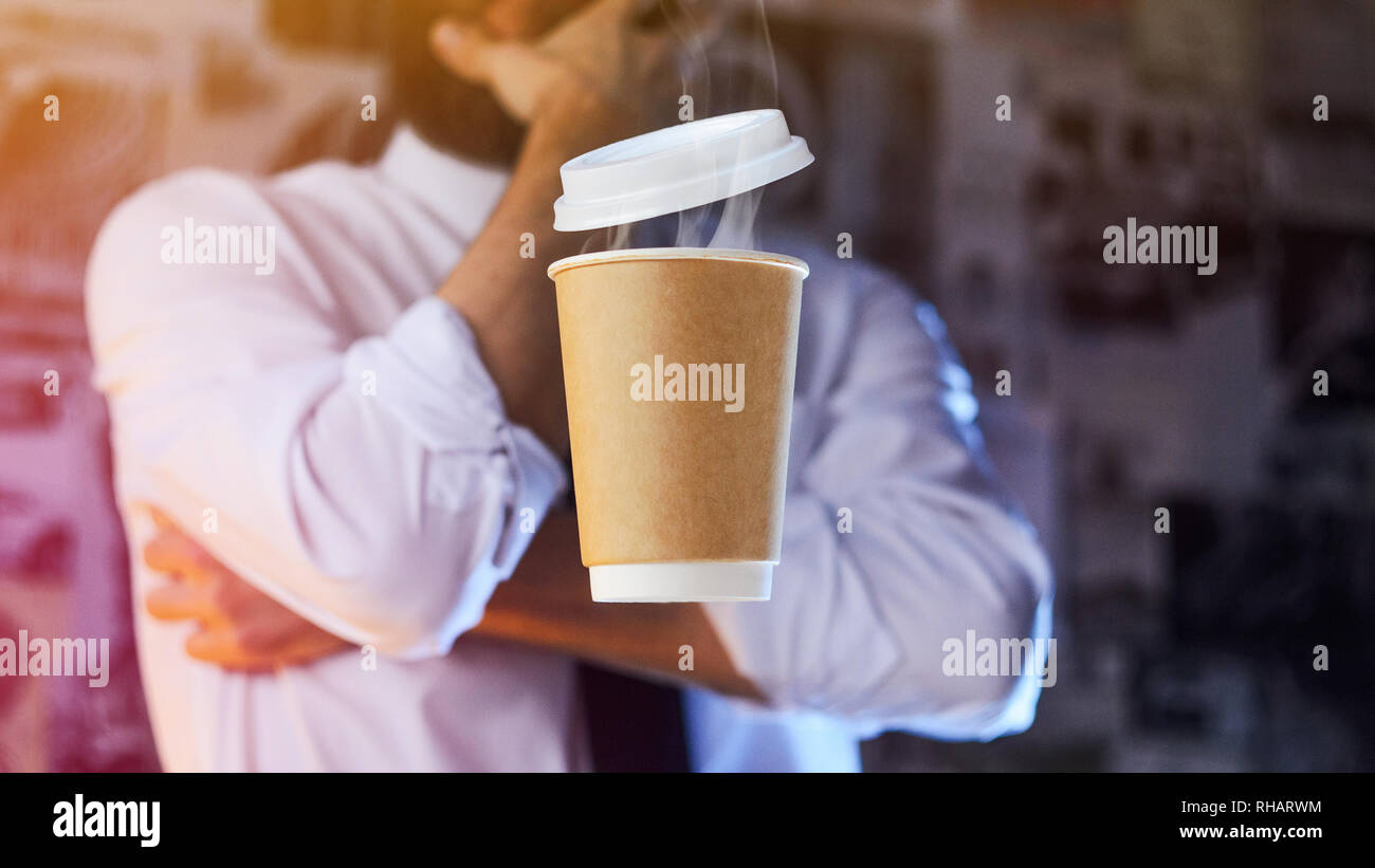 Barista méditative en chemise blanche et cravate et papier en lévitation tasse de café chaud. Arrière-plan de la publicité. Concept de placement de logo Banque D'Images