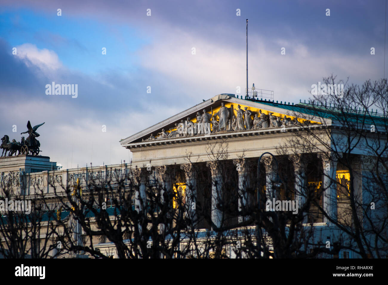 Le Parlement de Vienne dans la construction d'éclairage dramatique. L'Autriche. Banque D'Images