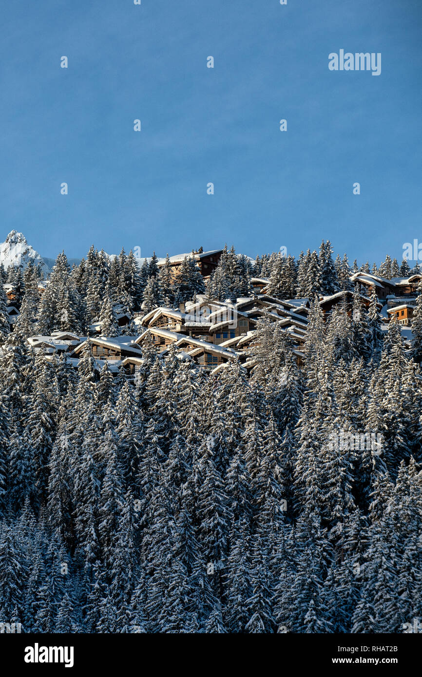 Chalets nichés dans les arbres, dans la station de ski alpin de Courchevel. Courchevel 1850. Banque D'Images
