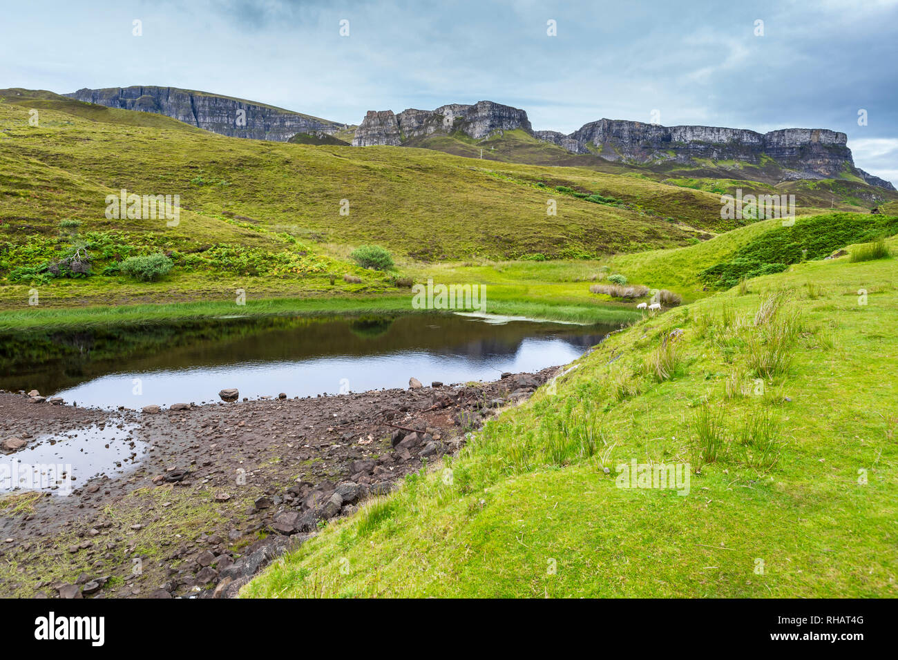 Montagnes et lac, île de Skye, Écosse, Royaume-Uni Banque D'Images