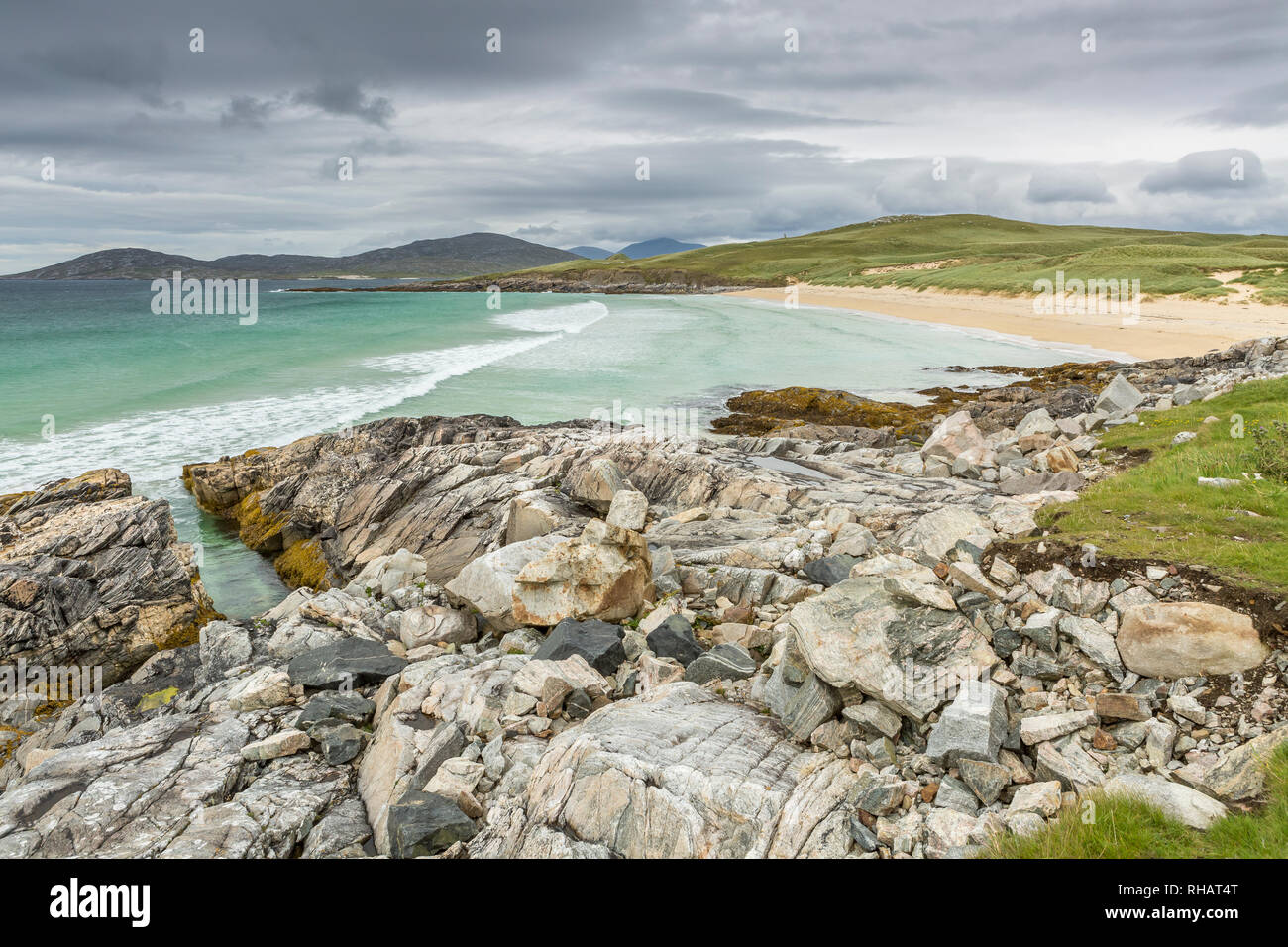 La côte rocheuse et mer turquoise à plage isolée, Isle of Harris, îles Hébrides, Ecosse, Royaume-Uni Banque D'Images
