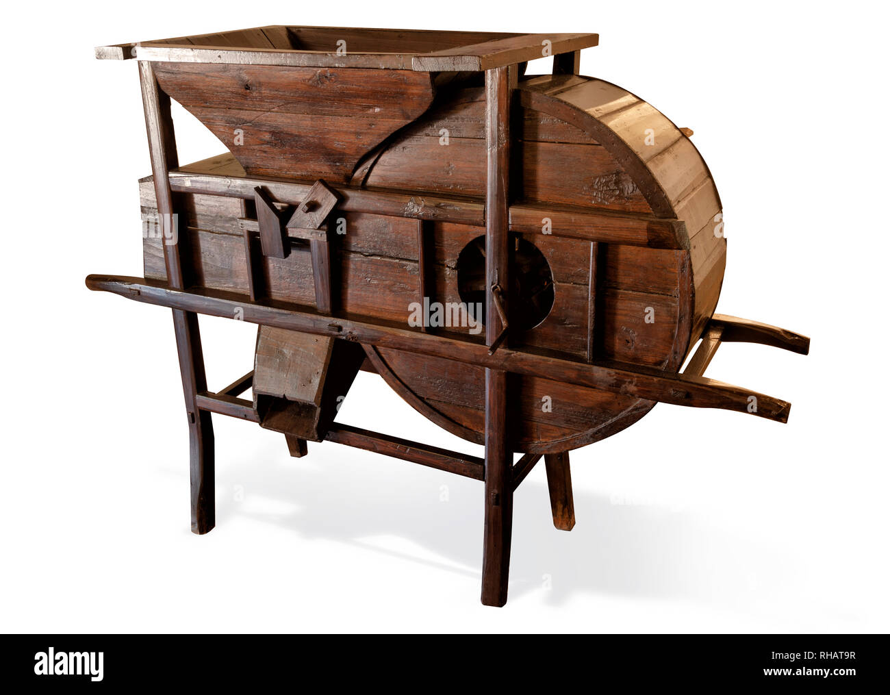 Batteuse blé anciens en bois sur fond blanc Banque D'Images