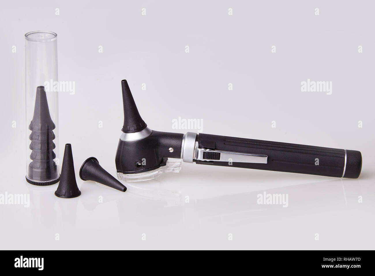 L'otoscope médicaux utilisés par le médecin ORL pour l'examen de l'oreille. L'équipement médical d'oto-rhino-laryngologiste (ORL). Soins médicaux et concept. Banque D'Images